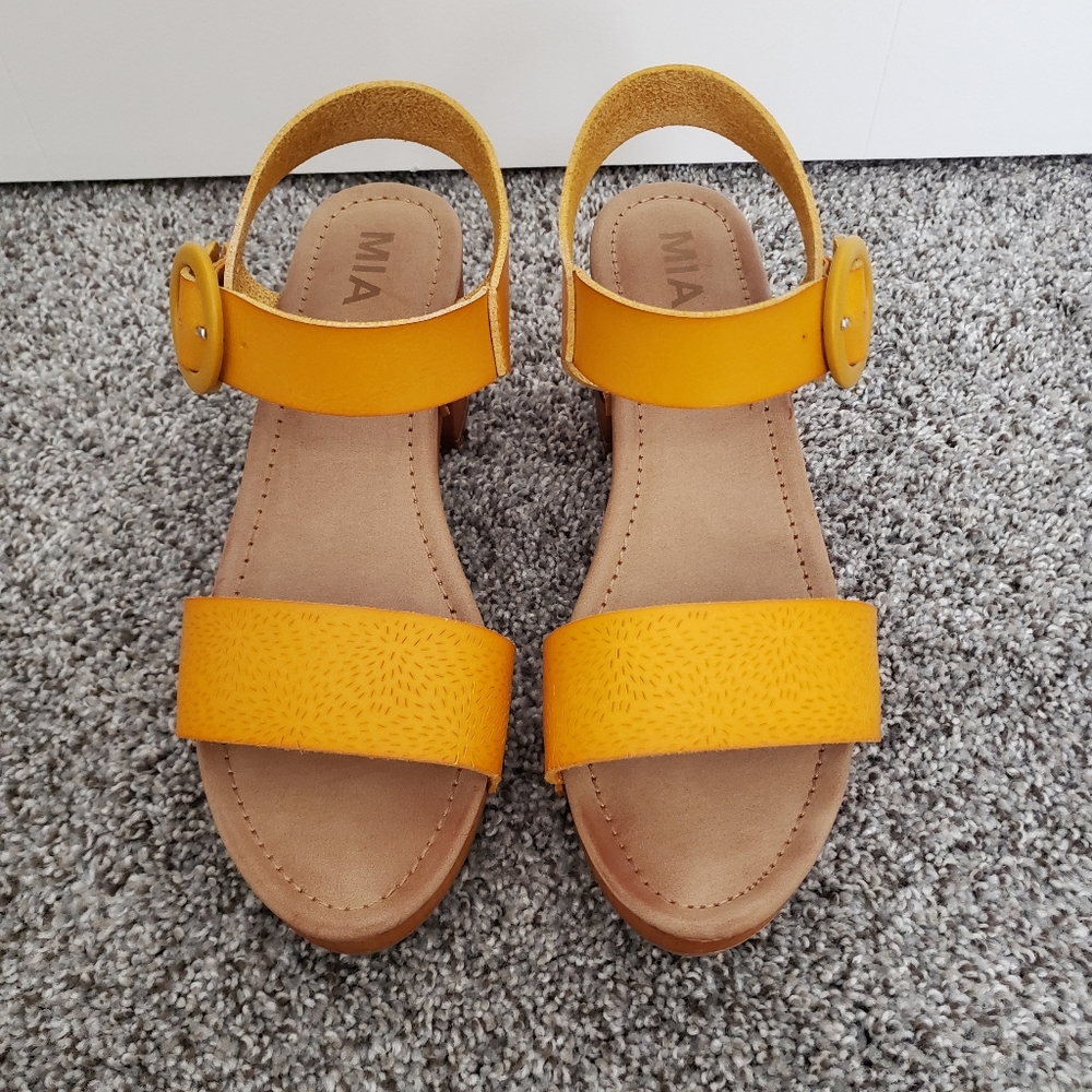 MIA yellow sandals sz 9 NWOT